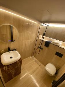 un bagno con un water bianco e un lavandino di Luxury New Wave LA ART Studio a Vilnius