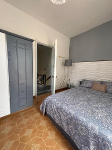 Ένα ή περισσότερα κρεβάτια σε δωμάτιο στο Cosy Home Mt Choisy 5 mins walk to the beach! +3 φωτογραφίες