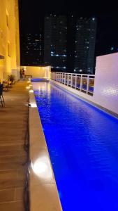 una grande piscina in un edificio di notte di Apart vista para o mar da Praia de Iracema a Fortaleza