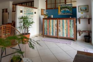 a room with a partition with plants in it at Pousada Luar do Prata in Trindade