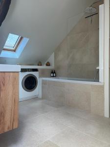 a laundry room with a washing machine and a window at Yport - Normandy - Casa Eterea 5 in Yport