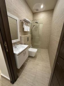 アンマンにあるMidtown Lweibdeh Hostelの洗面台、トイレ、シャワー付きのバスルーム