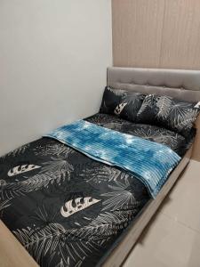 Ένα ή περισσότερα κρεβάτια σε δωμάτιο στο SMDC Field REsidences condo unit