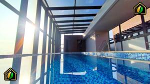 Bazén v ubytování Infinity Rooftop Pool Penthouse with 24h Gym, Near Zona T! nebo v jeho okolí + 72 fotografií