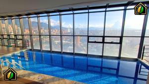 Bazén v ubytování Infinity Rooftop Pool Penthouse with 24h Gym, Near Zona T! nebo v jeho okolí