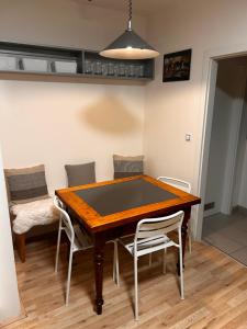 - une table de ping-pong dans une pièce avec des chaises dans l'établissement Apartmán Mirka Dolní Morava, à Dolní Morava