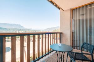 Nespecifikovaný výhled na hory nebo výhled na hory při pohledu z farmy