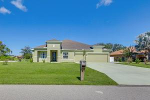 une maison avec un compteur de stationnement devant elle dans l'établissement 2 Mi to Golf! Punta Gorda Gem with Pet-Friendly Yard, à Harbour Heights