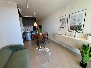 salon z kanapą i stołem w obiekcie Moderno y Hermoso depto en Higuerillas w mieście Concón