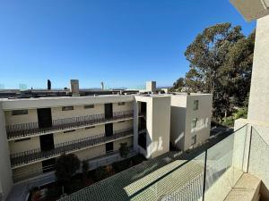 apartamentowiec z ogrodzeniem przed nim w obiekcie Moderno y Hermoso depto en Higuerillas w mieście Concón