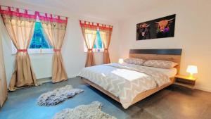 Postel nebo postele na pokoji v ubytování Ferienwohnung Waldzauber Schwarzwald Vibes meets Weinregion