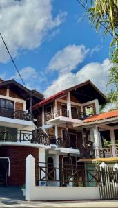 ein Gebäude mit Balkonen an der Seite in der Unterkunft IN Lanka Hotel and Restaurant in Tangalle