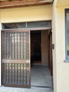 砺波市にあるGuesthouse今井邸の木門入口