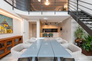 jadalnia ze szklanym stołem i krzesłami w obiekcie LF PARKING INCLUIDO Amplio Loft en Barrio Santa Cruz w Sewilli +31 zdjęć