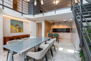 jadalnia ze szklanym stołem i krzesłami w obiekcie LF PARKING INCLUIDO Amplio Loft en Barrio Santa Cruz w Sewilli