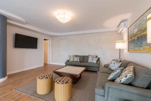 salon z kanapą i stołem w obiekcie LF PARKING INCLUIDO Amplio Loft en Barrio Santa Cruz w Sewilli