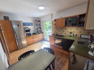 Η κουζίνα ή μικρή κουζίνα στο Cozy house with 2 bedrooms +32 φωτογραφίες