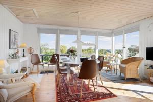 a living room with a table and chairs at LF14058-Roslev-Eskovvej-58 in Flovtrup