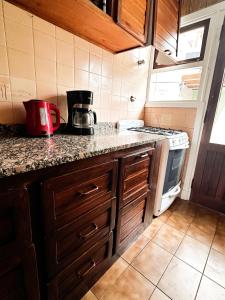 eine Küche mit einer Theke mit einer Kaffeemaschine darauf in der Unterkunft Bosque y mar in Necochea + 2 Fotos