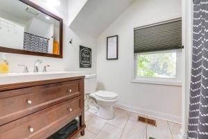 Ένα μπάνιο στο Fire Pit and Grill Family Home on Fox River Trail! +25 φωτογραφίες