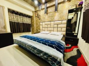 Postel nebo postele na pokoji v ubytování Shree dhaam Vrindavan luxury apartment near Premanand maharaj marg