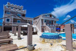 un complejo con piscina y un edificio en Villa Veronika, en Nin