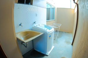 une salle de bain avec un lavabo et une poubelle dans l'établissement Conforto em Boa Vista com varanda e garagem privado, à Boa Vista 6 autres photos