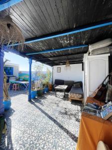 un soggiorno con un divano e un tavolo di Hostel Hotel & Riad a Essaouira
