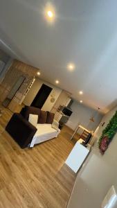 sala de estar con sofá blanco y suelo de madera en Porto Rio Douro apart, en Valbom
