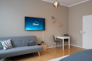 グラーツにあるBoho Living Studio - Historic City Center with Free Parking by HERO HOMESのソファとテーブルのあるリビングルーム