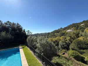 En generel udsigt til bjerge eller udsigt til bjerge taget fra feriehuset