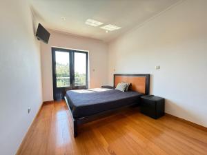 En eller flere senge i et værelse på Casa Fouces - Piscina - Gerês + 37 billeder