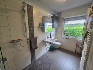 Ένα μπάνιο στο Cozy house with 2 bedrooms