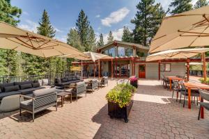 Εστιατόριο ή άλλο μέρος για φαγητό στο Northstar Ski-Inand Out Condo with Resort Amenities!