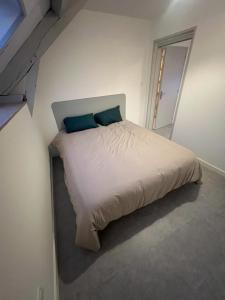 Ένα ή περισσότερα κρεβάτια σε δωμάτιο στο Joli Studio Cosy aux Portes du Coglais proche du Mont Saint Michel