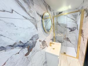 a bathroom with a sink and a mirror at F1 2BR Free Parking Walk Dist CityC in Glasgow