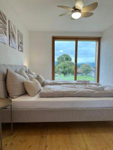 Postel nebo postele na pokoji v ubytování Bergpanorama, nahe Interlaken 10min Thuner See