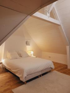 Ένα ή περισσότερα κρεβάτια σε δωμάτιο στο Chambre de charme dans un cadre bucolique à 20min du Mans