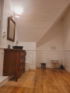 Ένα μπάνιο στο Chambre de charme dans un cadre bucolique à 20min du Mans +2 φωτογραφίες