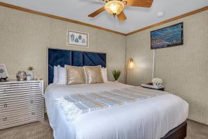 Postel nebo postele na pokoji v ubytování Pinewood Canyon Cabin!