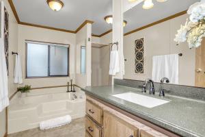 Koupelna v ubytování Pinewood Canyon Cabin! + 51 fotografií