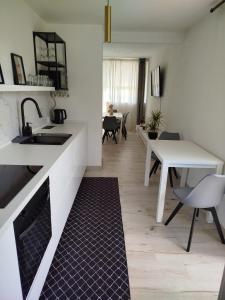 cocina con fregadero y mesa en Apartmán Harmónia, en Mýto pod Ďumbierom