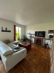 a living room with a white couch and a fireplace at UNESCO Le Havre Appartement 100m2 in Le Havre