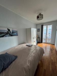 a bedroom with a large bed in a room at UNESCO Le Havre Appartement 100m2 in Le Havre