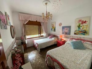 a bedroom with two beds and a window at Casa Chalet Venta Ruizo in Lorca