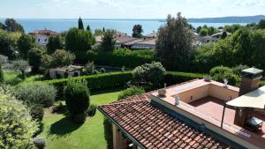 an aerial view of a house with a garden at Villa Artemisia - Villa Luxury 300m dal lago, Piscina salata, idromassaggio in Padenghe sul Garda