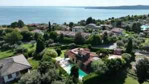 an aerial view of a house with a lake at Villa Artemisia - Villa Luxury 300m dal lago, Piscina salata, idromassaggio in Padenghe sul Garda +36 photos