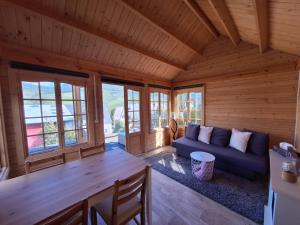 ベルンカステル・クースにあるFeriennest Zitaの青いソファとテーブルのあるリビングルーム