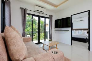 TV a/nebo společenská místnost v ubytování RinFin Beach House - Bangtao