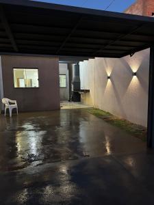 an empty parking lot with a white chair in a building at Linda casa próximo faculdade UCDB mínimo 2 diarias in Campo Grande